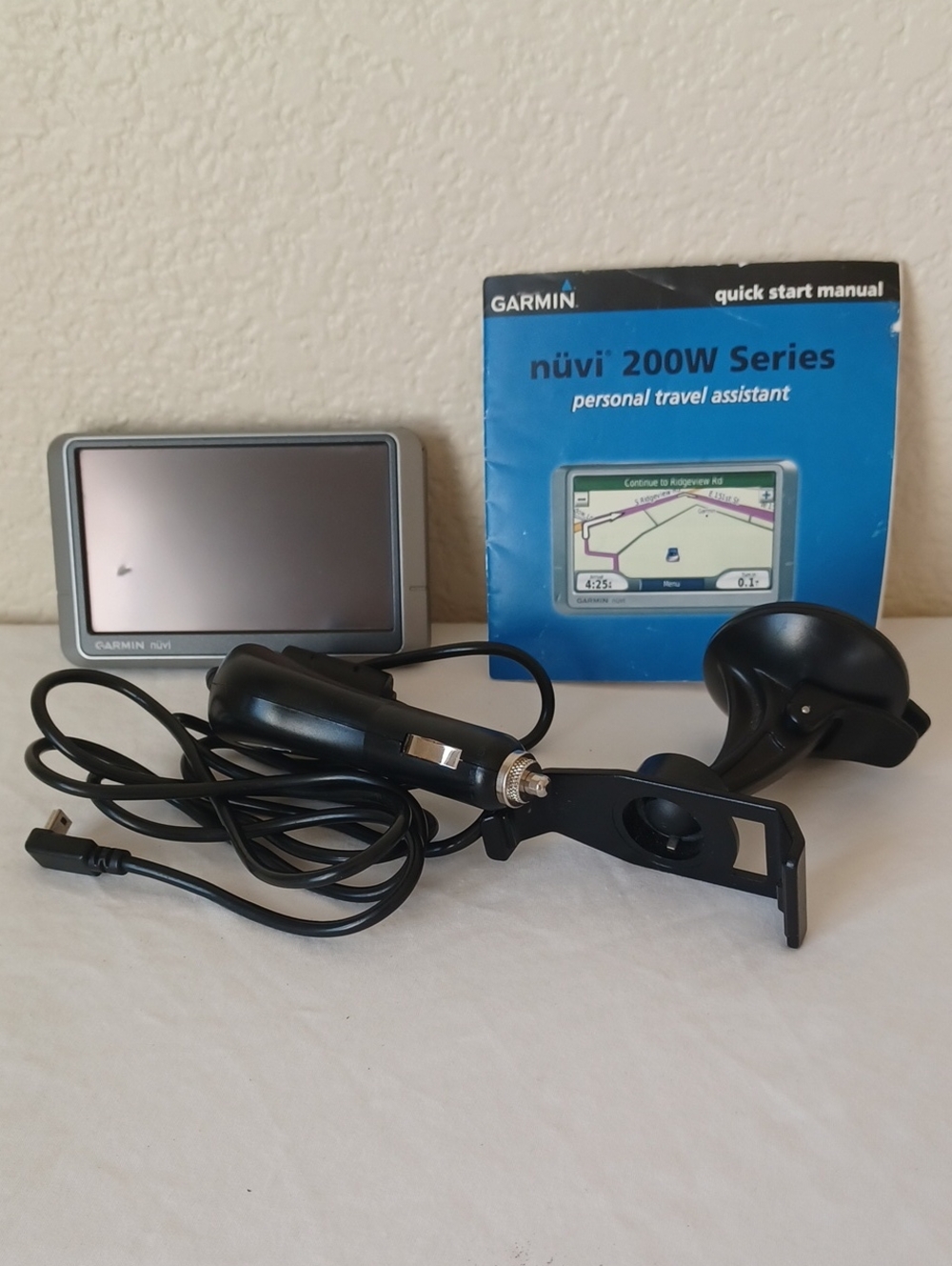 Garmin Nuvi 200W GPS Bundle Personal Navigation Assistant with Windshield Mount
